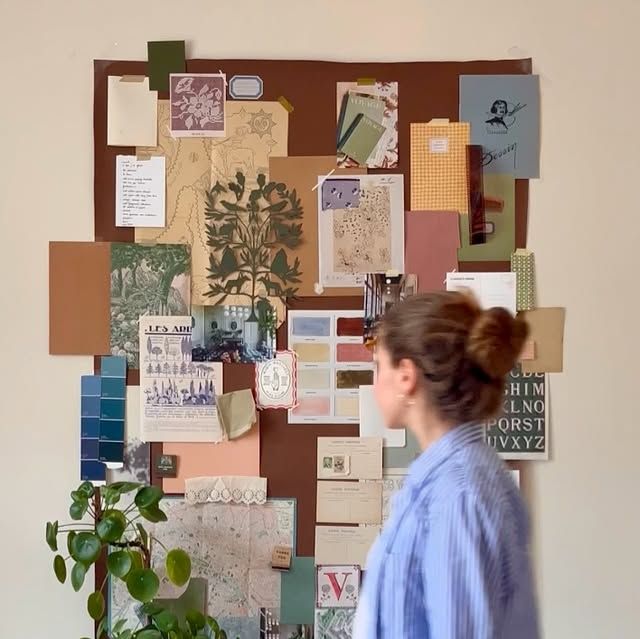 Mulher observando uma mood board curatorial